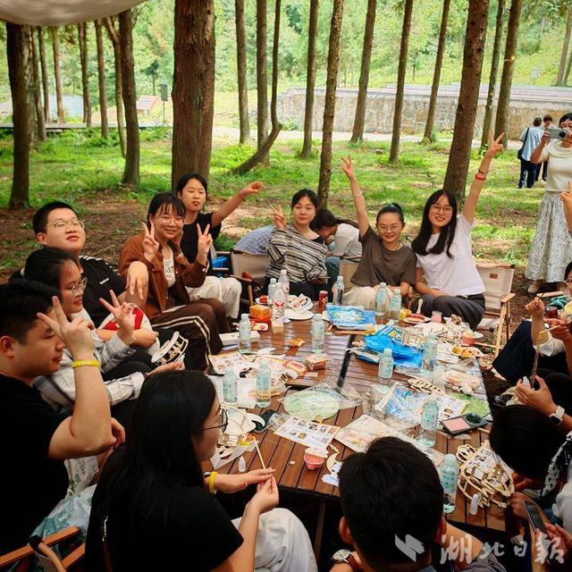 当森林剧本杀遇上浪漫七夕，巴东青年联谊活动点燃云顶之心