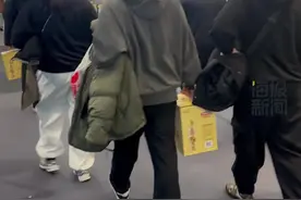 海量财经 | 韩国人来华旅游爱逛大润发 人手一提青岛原浆 边炫山楂糖葫芦边说“好吃”图片