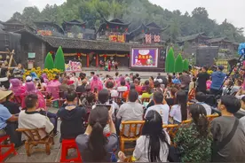 文化中国行丨  土家“村咖”闪耀古寨“村晚”图片