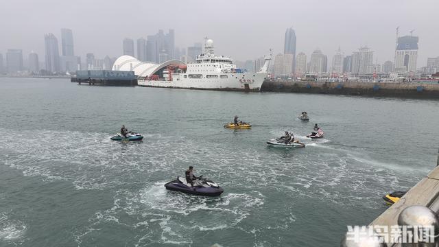 这里是青岛｜从13岁到53岁都能玩，青岛摩托艇骑手跨海穿越，展现水上运动魅力