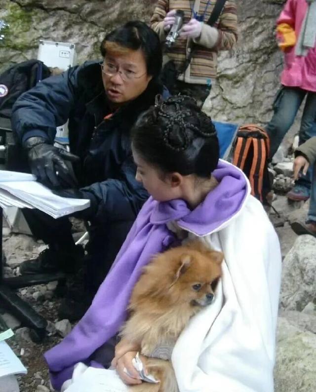 刘亦菲晒与新狗狗合照