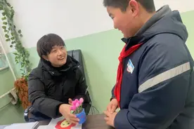 临汾市漪汾小学：手绘贺卡传真情 感恩教育润童心图片