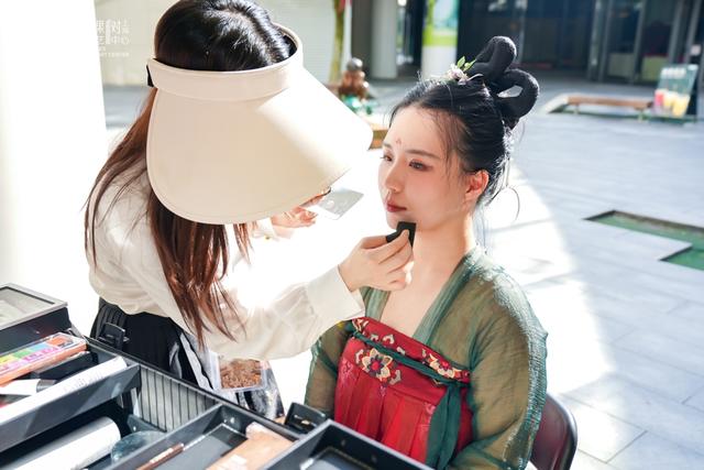 去九棵树未来艺术中心看电影《长安的荔枝》首映如何变身一场“唐风游园会”的