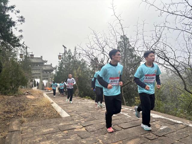 重阳佳节至，揽秋寄安康——2025“全民迎冬运・相约白云山”陕西佳县登高活动圆满举行
