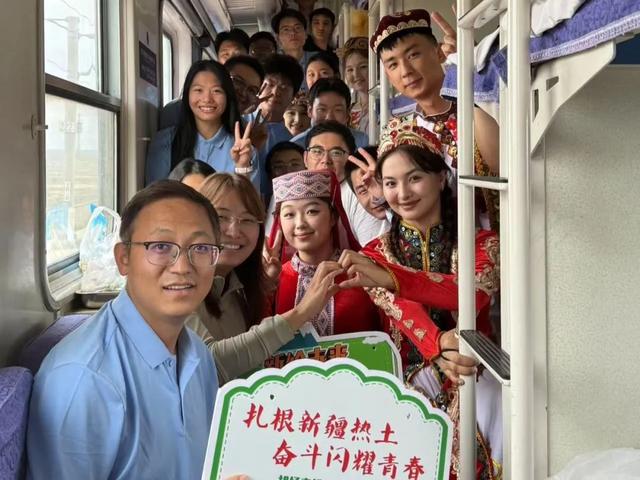 胡杨青松 新疆建功 | 坐着火车唱着歌，一路欢歌笑语到新疆！