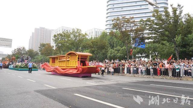 流动的盛典，沸腾的城：10万个你我他的欢腾与热爱