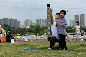 广西00后教师省下路费带学生到县城玩，“这是他的梦想！”图片