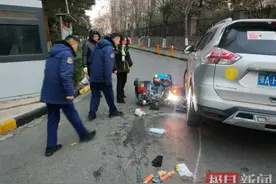 外卖员连人带车被卷入车底，消防员紧急救援图片