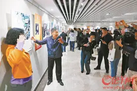 老警察讲警察故事：110幅摄影作品记录公安印记图片