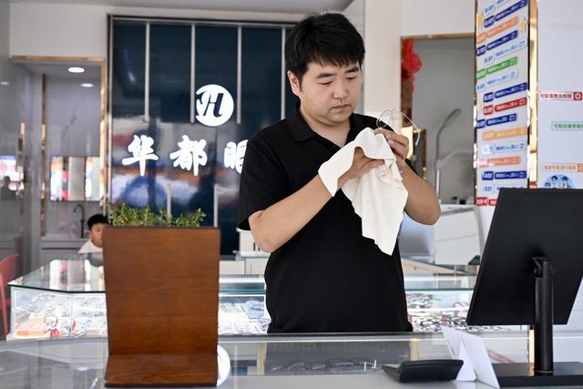 海外4天播放量超500万！成都眼镜店老板用AI创造“云上仙宫”走红，已有合作找上门