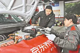修了20多年燃油车 老汽修人抢先“油改电”图片