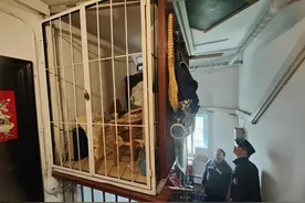 顶楼住户楼道扶手上焊大铁笼堆杂物，多部门联合调解除隐患图片