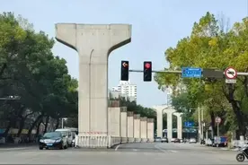 柳州烂尾轻轨终被拆，给劳民伤财闹剧画上句号图片