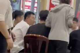 热搜第一！女生下馆子吃饭，对隔壁桌一个举动，让网友吵翻图片