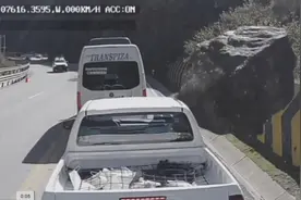 秘鲁天降巨石砸车，3名中国人遇难！现场视频曝光图片
