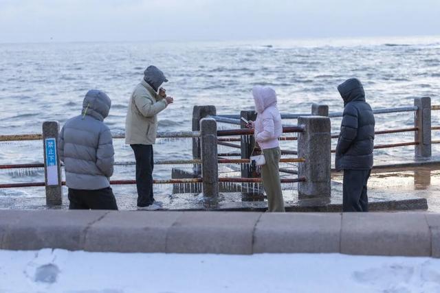 今早实拍！日照海边结冰了！低温还要持续几天？