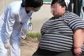 400斤的12岁女孩家属：还在等检查结果，孩子一直在控制食量图片
