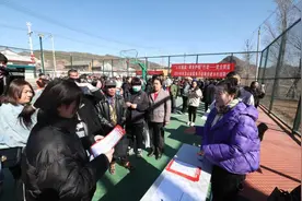 北京怀柔：“就业大篷车”开进深山区图片