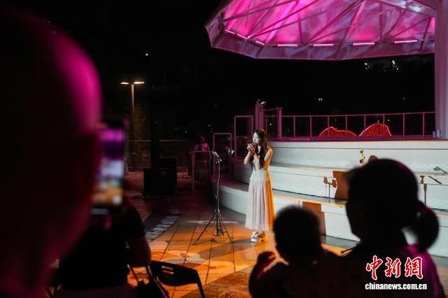 广西南宁民众湖边尽享夏夜狂欢