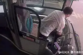 市民雨中摔倒难起身，济南热心司机及时伸出援手图片