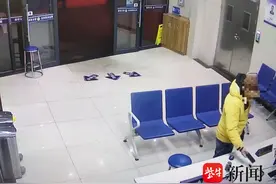 多人骑车时手机从口袋滑落，路人拾金不昧暖人心图片