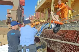 外籍船员下船时跌落海中，岚山边检紧急救助图片