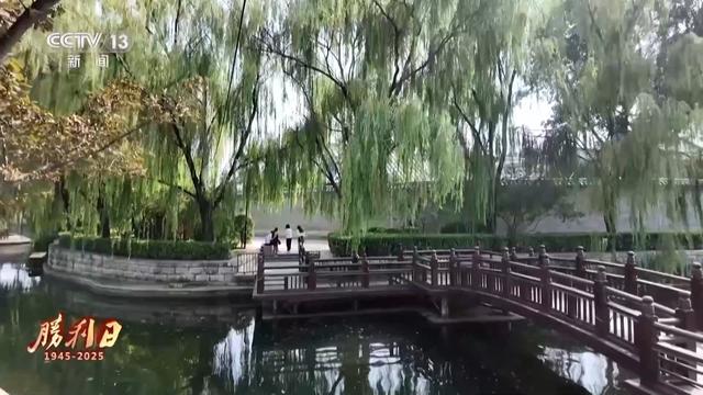 老胡同换新貌 最美北京街巷盛装迎胜利日