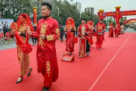 临颍县举办集体婚礼 12对新人喜结良缘图片