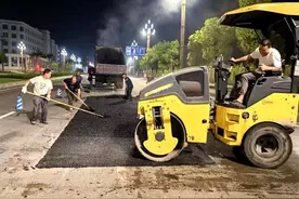 沙坪坝：修补破损沥青路面 保障市民出行安全图片