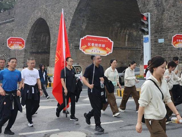 荆州区：全民携手迎国庆 万步同心创5A 环城健步走焕发古城新风貌