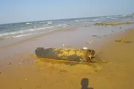 威海海上漂来不明物体：严重腐蚀，有钢印编号！鉴定结果来了图片