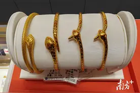 金价逼近历史高位！多款黄金饰品节前卖到脱销，现在是入手好时机吗？图片