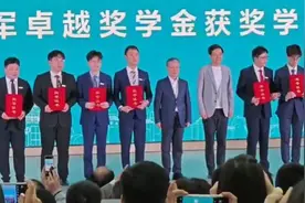 雷军给这10名武大学生每人10万，回应保持好身材：英语已经不好，不能再形象欠佳图片
