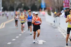 陪跑一场6000元，马拉松赛场上奔跑的“私兔”什么来头图片