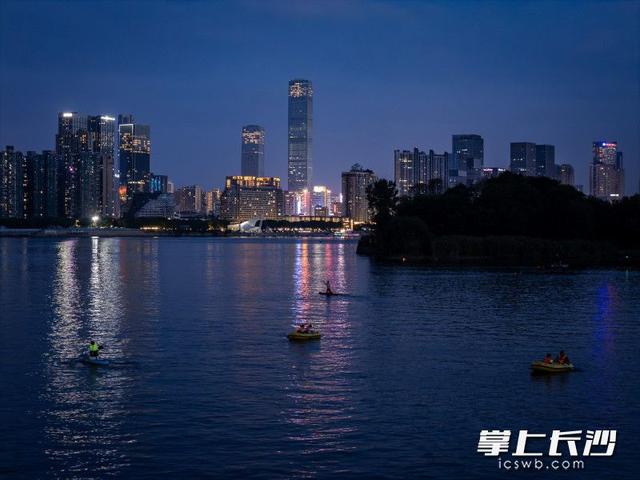 组图 | 湘江夏夜桨板热
