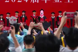 地大毕业典礼上的“派大星”博士找到了！这样打扮是为了……图片
