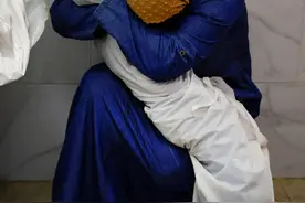 加沙妇女抱侄女尸体照片获摄影大奖图片