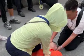 路遇大姐晕倒吐白沫，无锡女护士烈日下跪地救人，救完才发现膝盖破皮图片