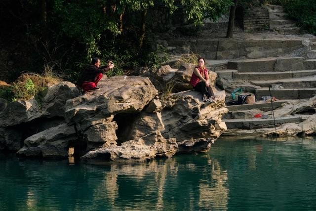 罗甸：冬日暖阳沐景区 游客畅游享闲情