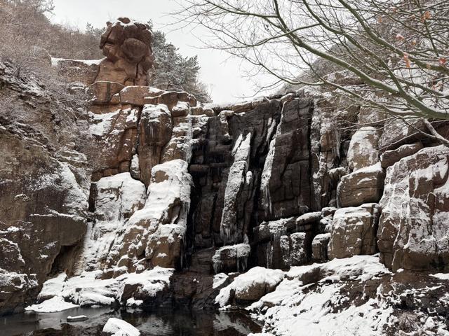 一夜雪花落崂山，琼楼玉宇翩若仙