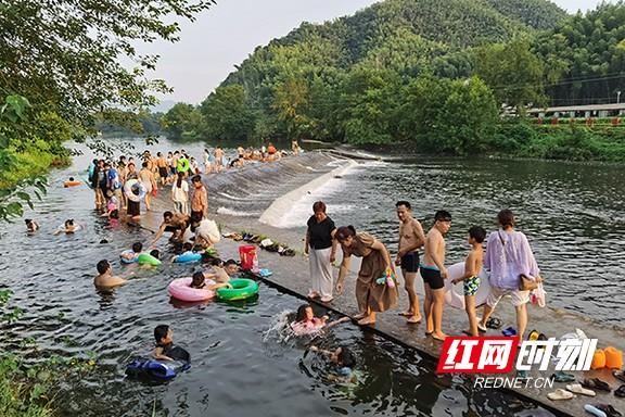 桃江：天然泳池纳凉热 安全守护伴清凉