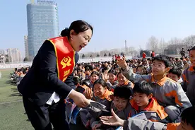 潞城农商银行：智慧缴费，让学校方便让家长无忧图片