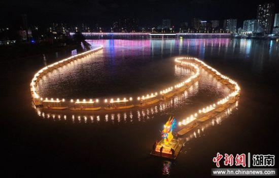 湖南慈利：水上板板龙灯首现 光影交织三维视觉盛宴