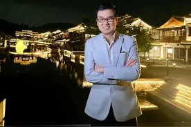 知名香港演员黄百鸣涉内幕交易案今日开庭，庭审结束后做OK手势、微笑挥手离开图片