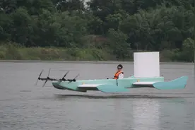 【紫牛头条】“整活UP主”驾驶自己“手搓”的地效飞行器高速飞行，改进后想量产图片