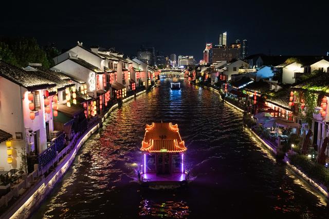 江苏无锡：夜经济点亮古运河