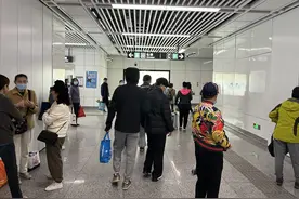 “趟趟爆满！”清明首日 这趟新开的公墓接驳线人挤人图片