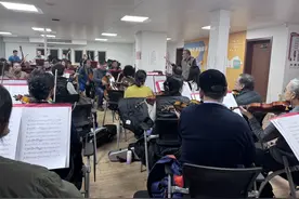 六七十岁，正是闯的年纪！这个70多人的交响乐团，太有范儿了图片