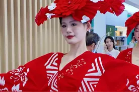 深圳文博会上演非遗剪纸服装走秀  古老艺术焕发新风采图片