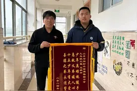 七旬老人晕倒在地，山东15岁少年伸援手图片